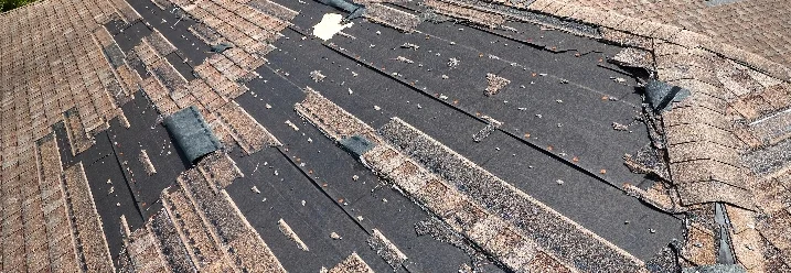 Beschädigtes Dach mit fehlenden Ziegeln
